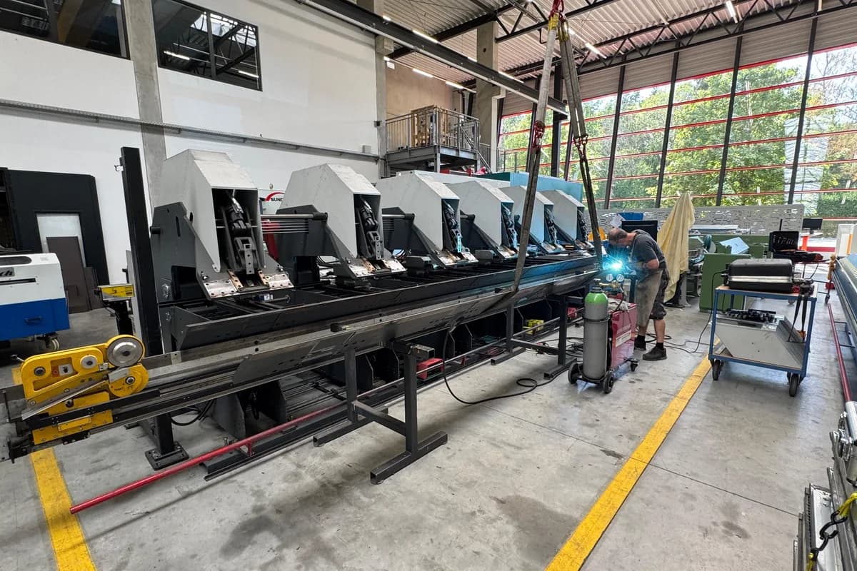 Monteur beim Schweißen an einer Langabkantmaschine in der Servicewerkstatt von Maschinen Stockert in Hohenbrunn